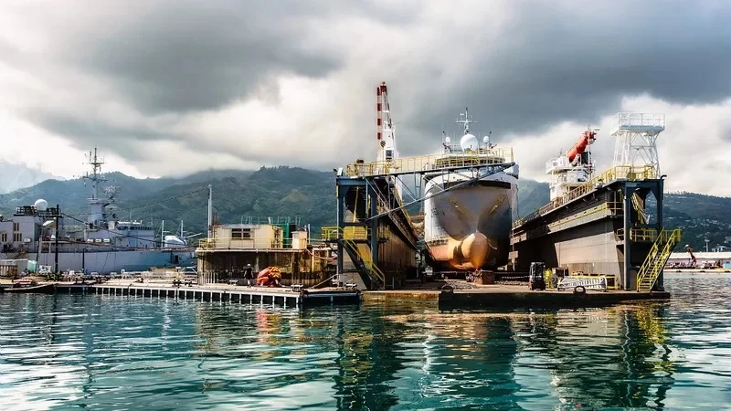 Le bâtiment de soutien Bougainville sur un dock flottant