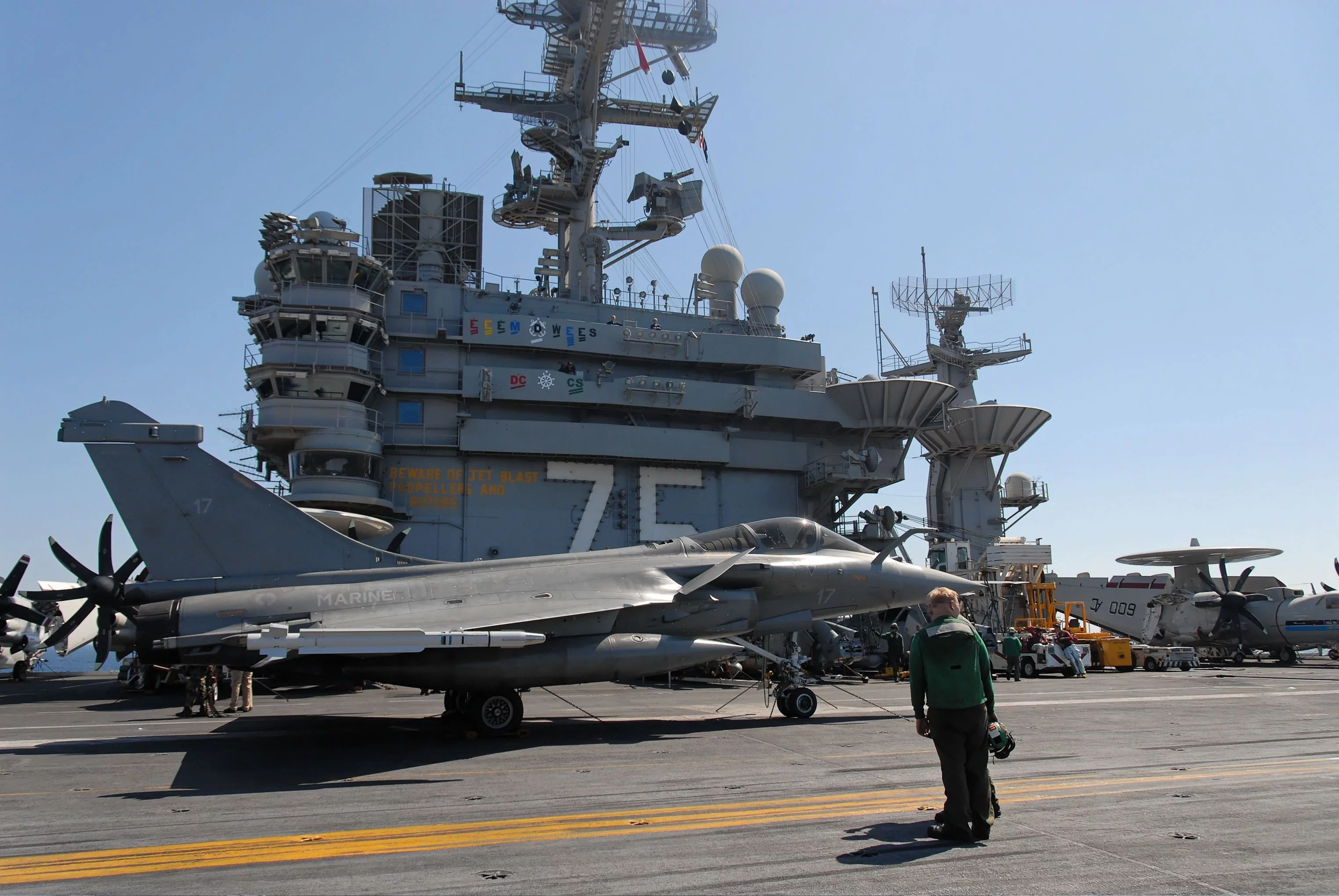 Un Rafale sur le porte-avions USS Truman