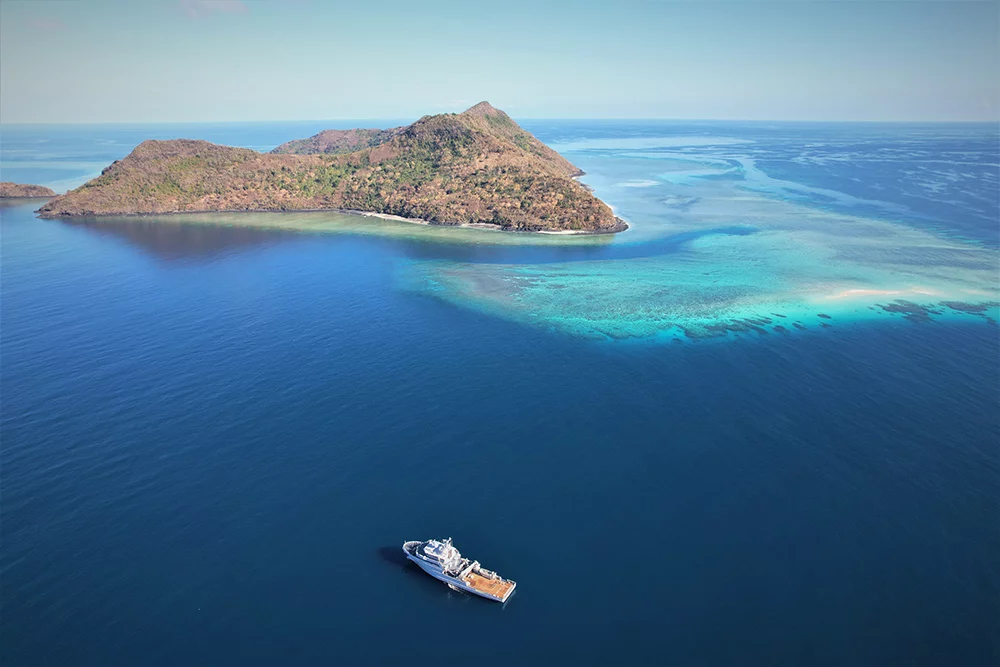 Le Champlain au large de l’Ile d’Aldabra