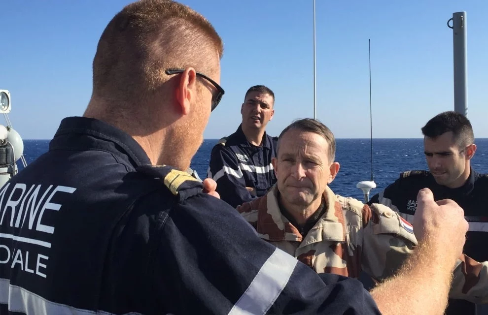 Le général de Villiers s'entretient avec un membre de l'équipage du Courbet