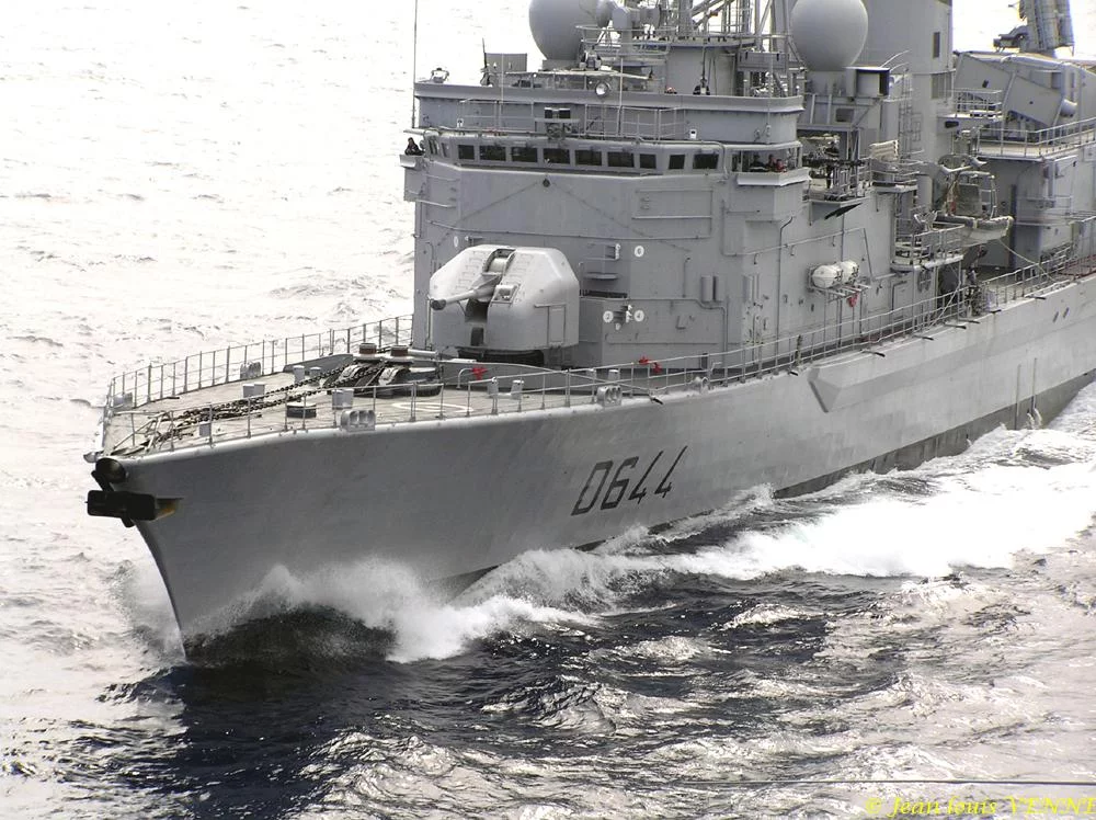 La frégate Primauguet se présente pour un ravitaillement à la mer