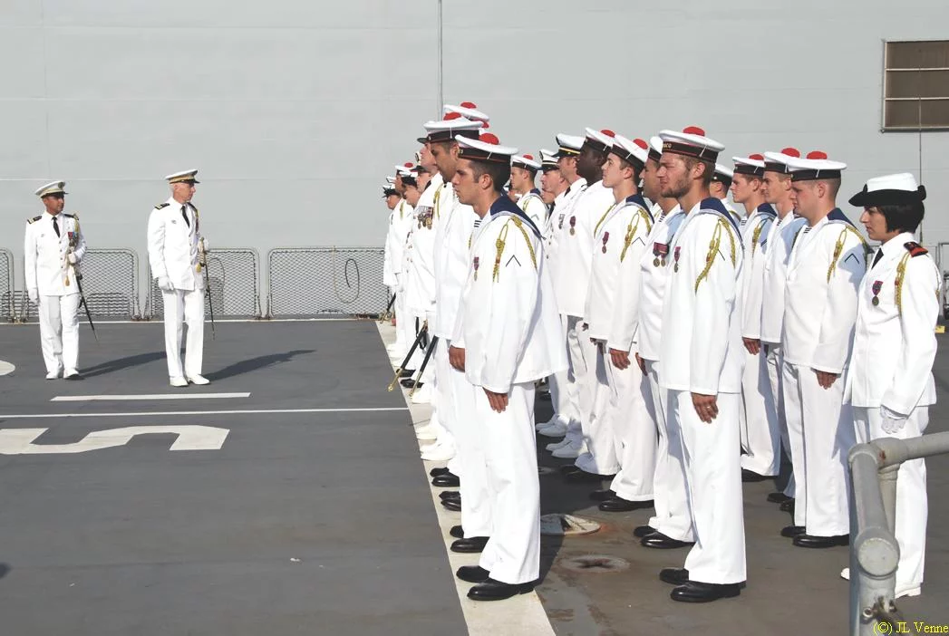 Le nouveau commandant passe l'équipage en revue