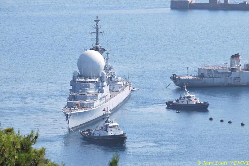 La coque de l'ex-Duquesne positionnée pour protéger le plan d'eau