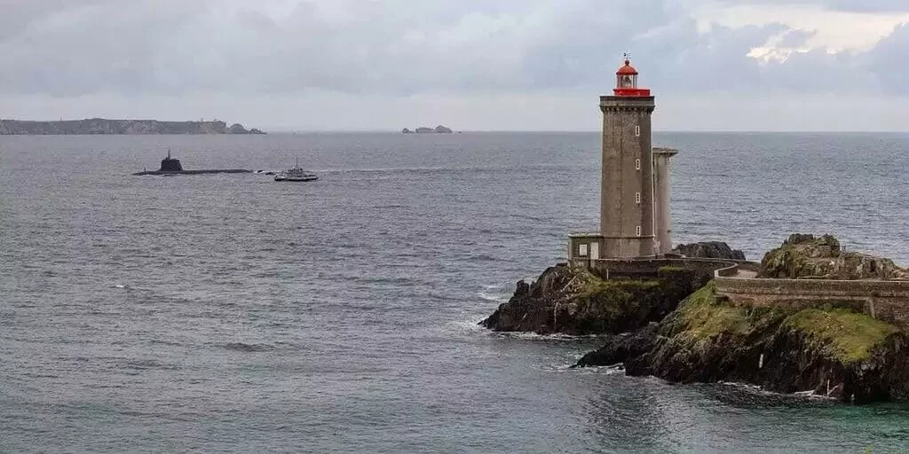Le sous-marin Suffren entre dans le goulet de Brest