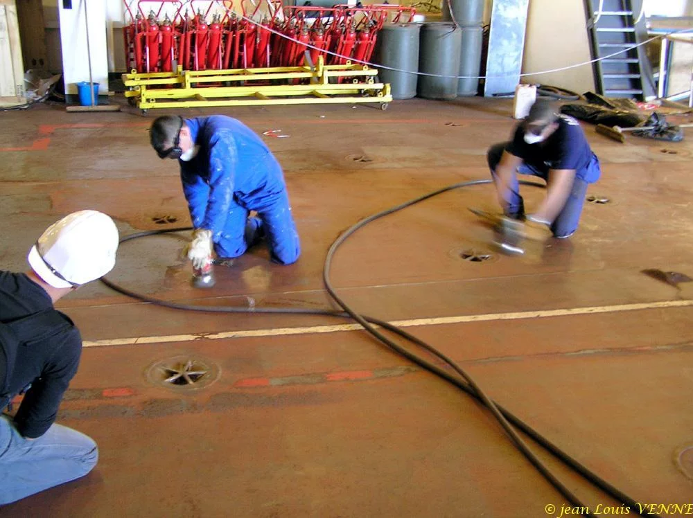 Dans le hangar aviation du Charles de Gaulle