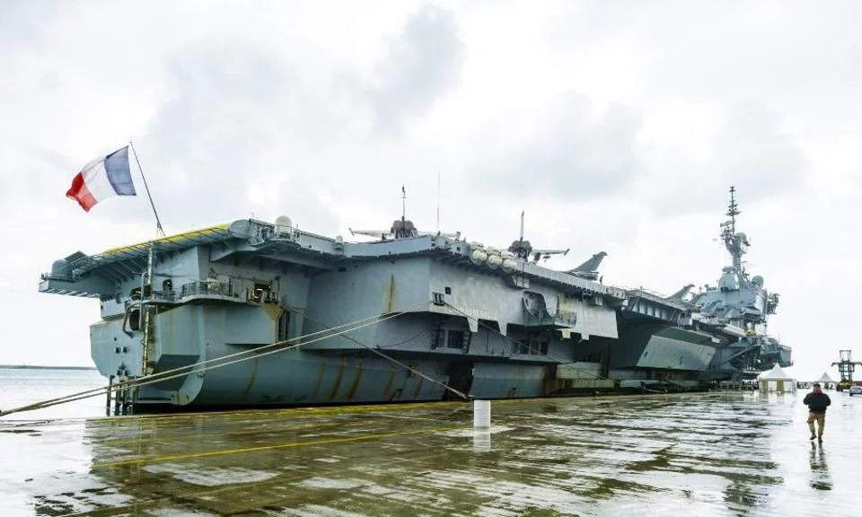 Le porte-avions Charles de Gaulle dans le port de Limassol (Chypre)