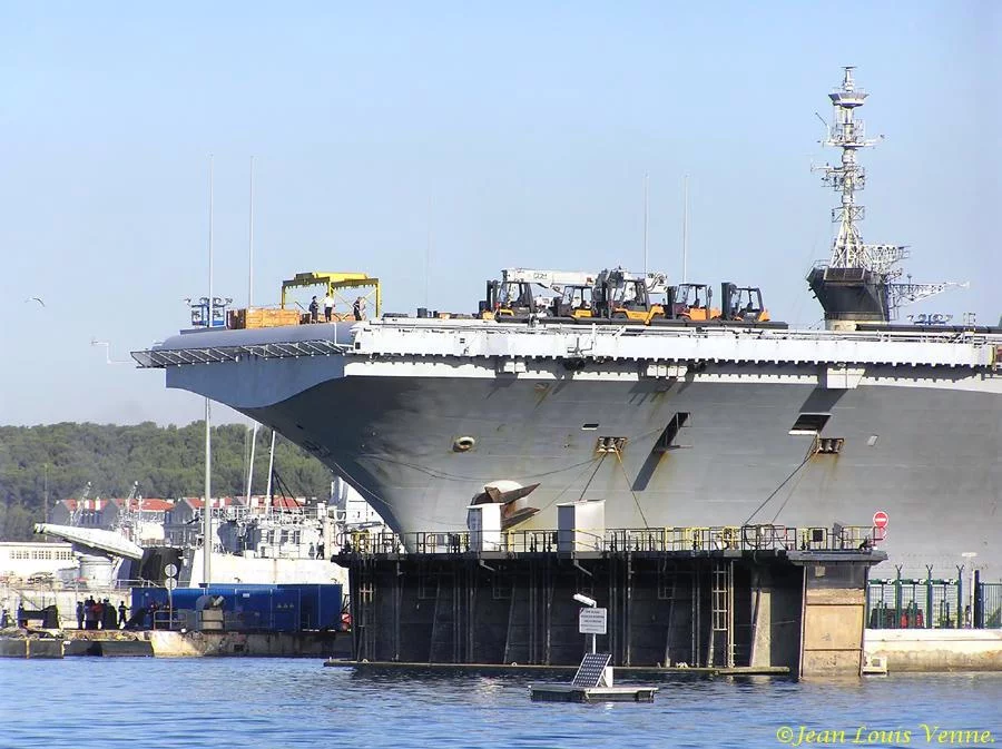 Entrée du Charles de Gaulle au bassin