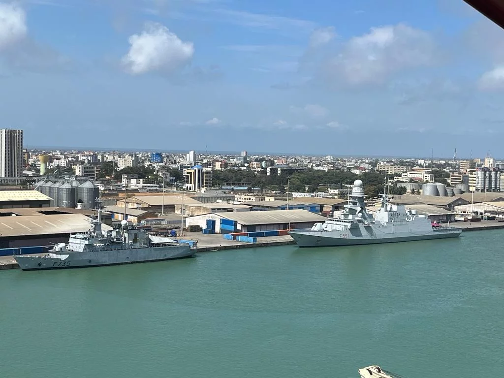 Le Germinal en escale au Bénin avec la frégate italienne Marceglia