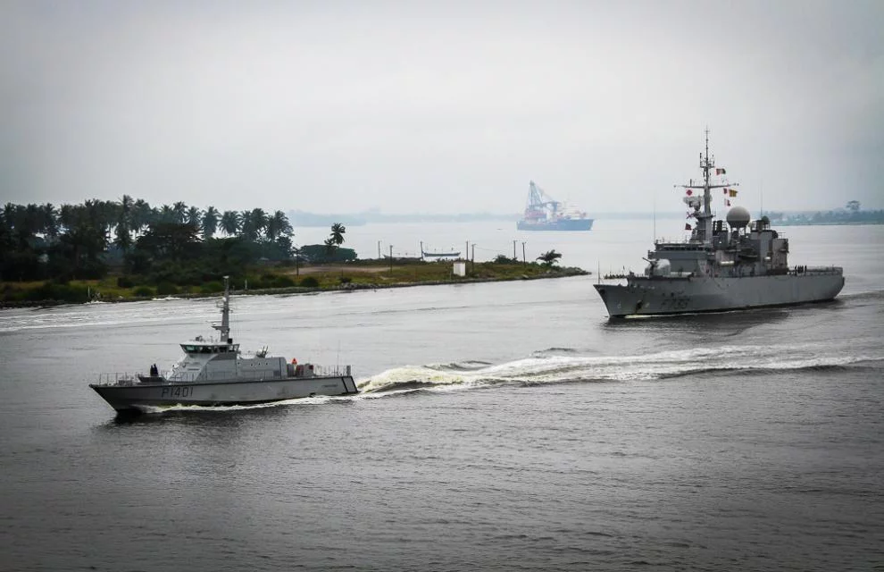 La frégate Ventôse entre dans le port d'Abidjan