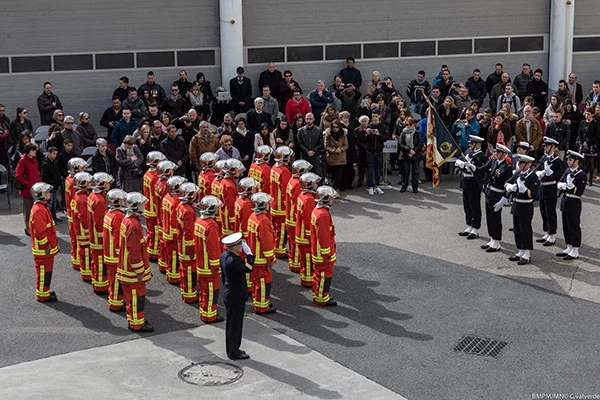 Remise de casque à une nouvelle promotion de marins-pompiers