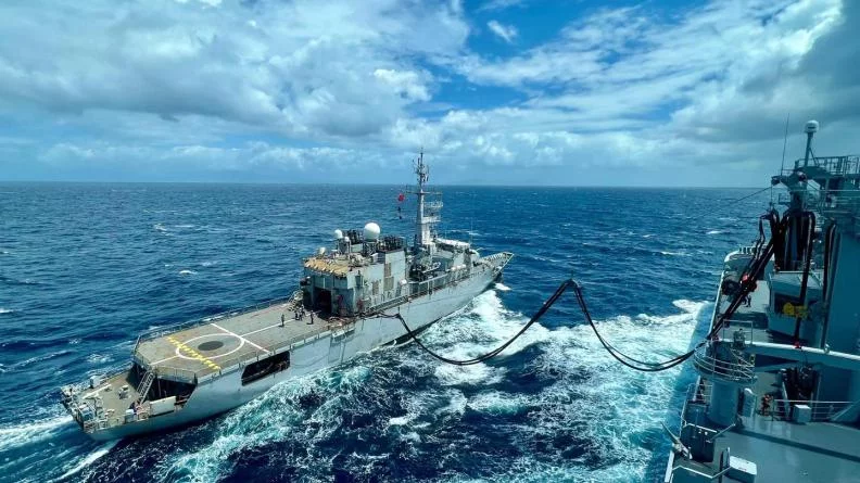 Le bâtiment ravitailleur (BRF) des forces Jacques Stosskopf effectue un ravitaillement à la mer avec la frégate de surveillance Germinal