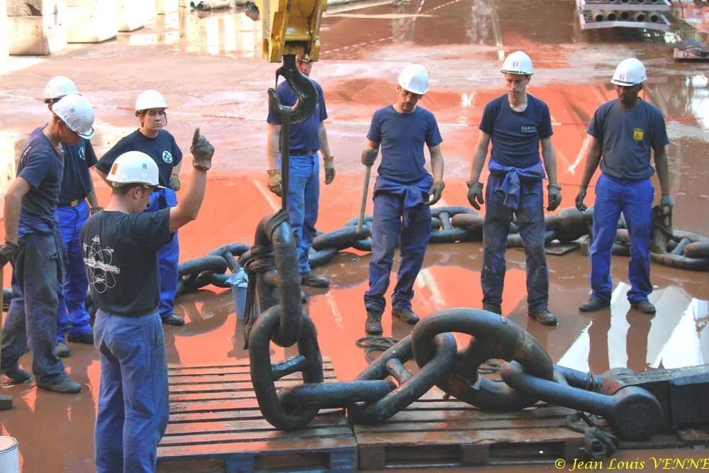 Le Charles de Gaulle ré-embarque ses lignes de mouillage