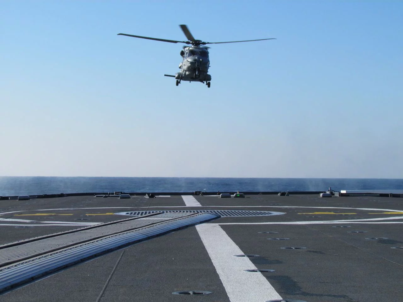 Premier appontage du NH90 sur le Surcouf