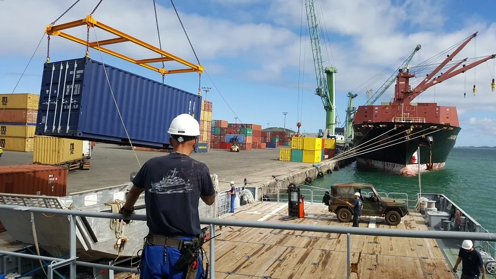 Le D’Entrecasteaux embarque du fret humanitaire