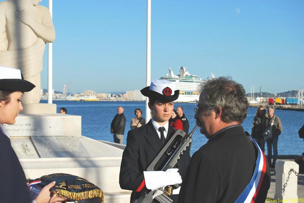 M. le maire devant le fanion