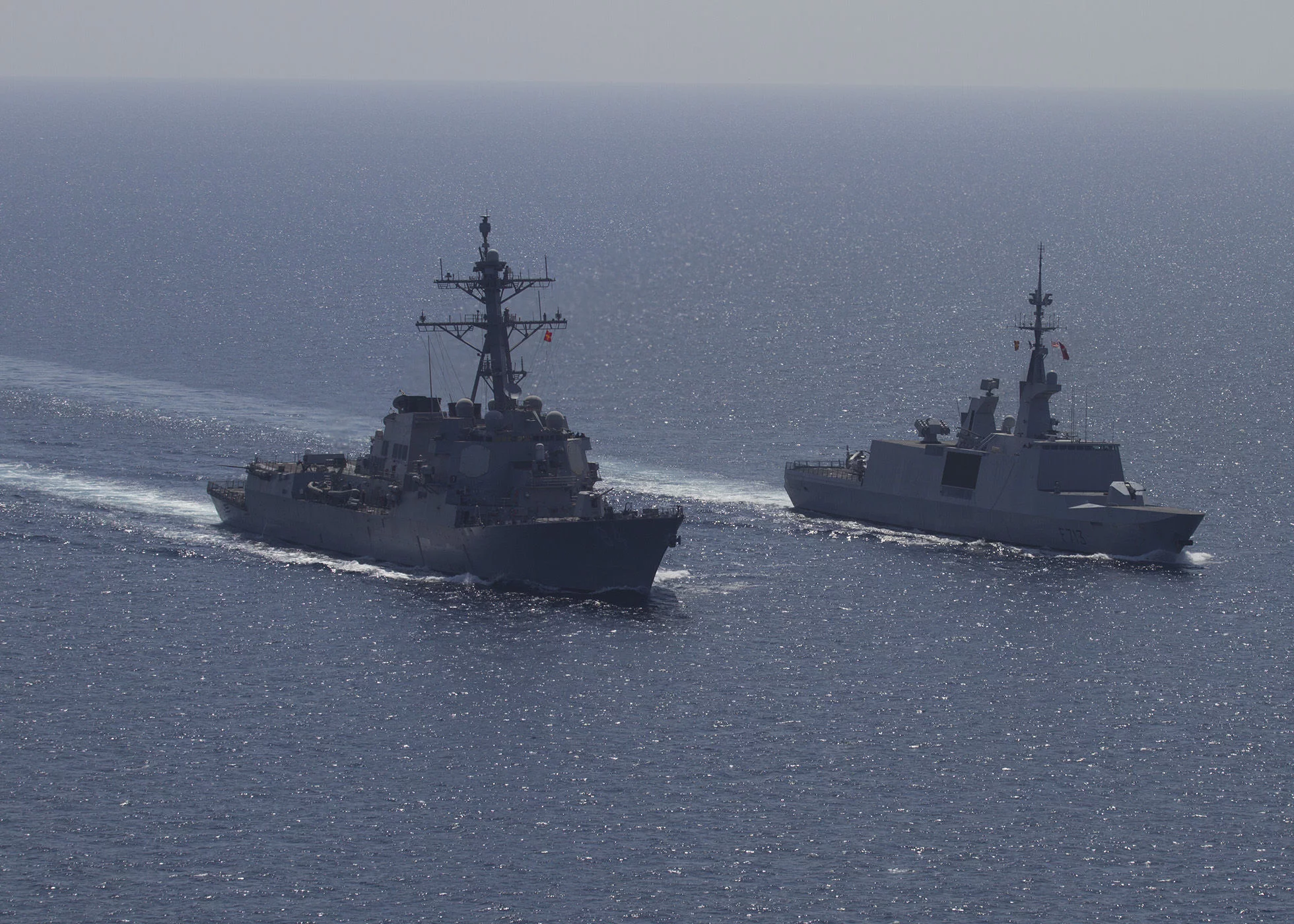 Le destroyer USS Bulkeley navigue aux côtés de la frégate Aconit au cours d'exercices de navigation