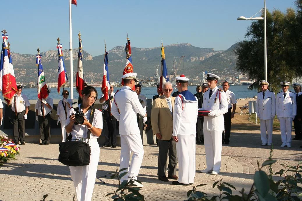Le VAE Guillou remet sa fourragère au plus jeune de l'équipage