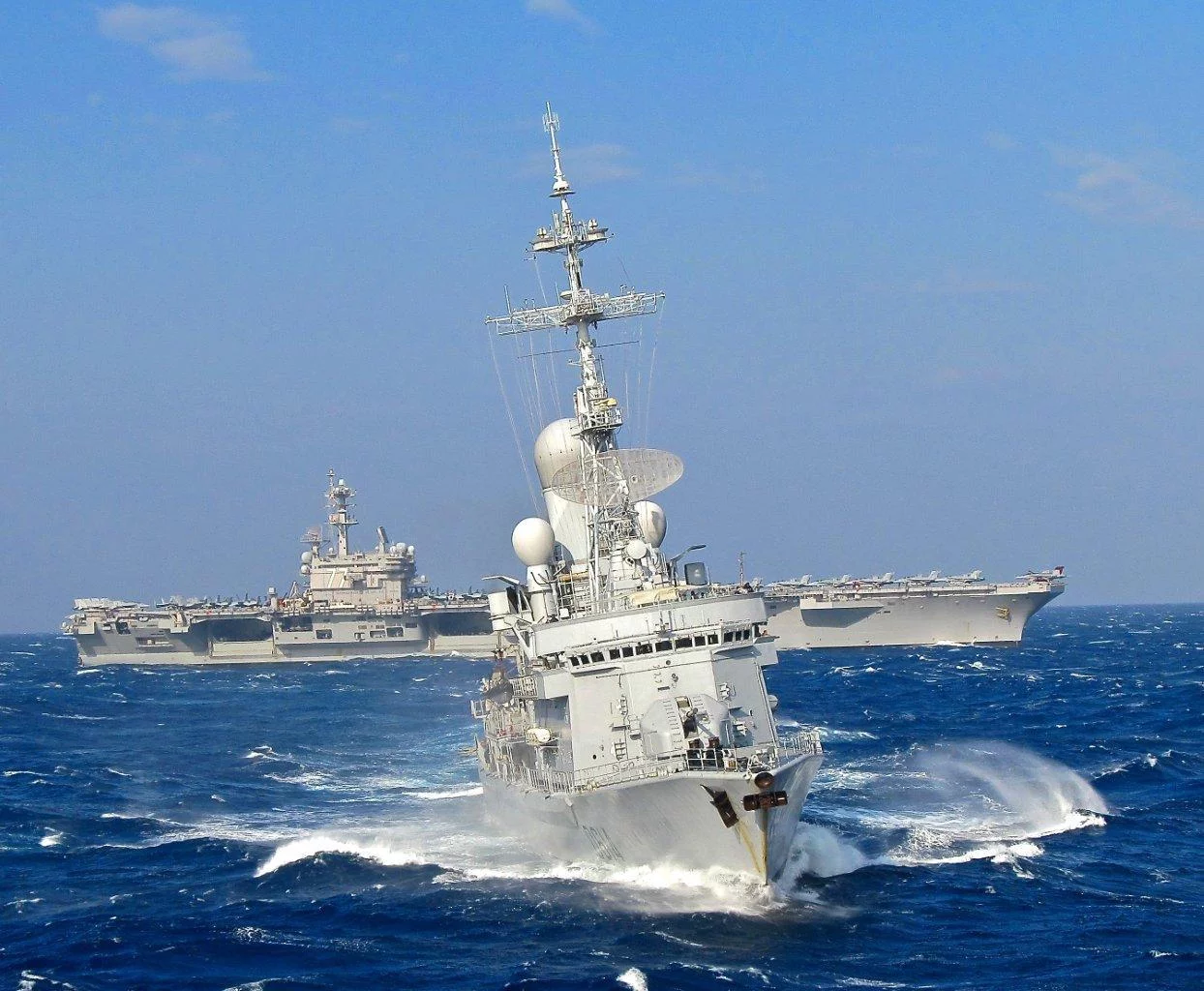 La frégate Cassard s’entraîne aux côtés du porte-avions américain USS George H.W. Bush