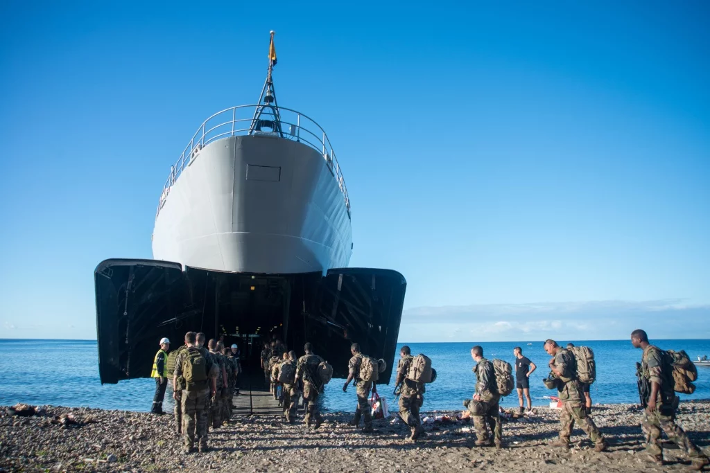 Des soldats du 33e régiment d’infanterie de Marine (RIMa) embarquent sur le Dumont d'Urville