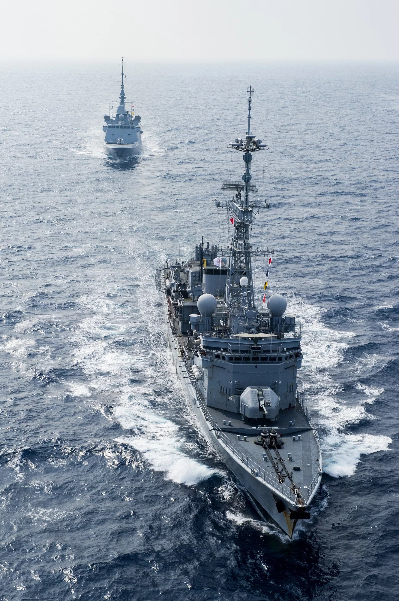 Le La Motte-Picquet et une frégate de type FREMM