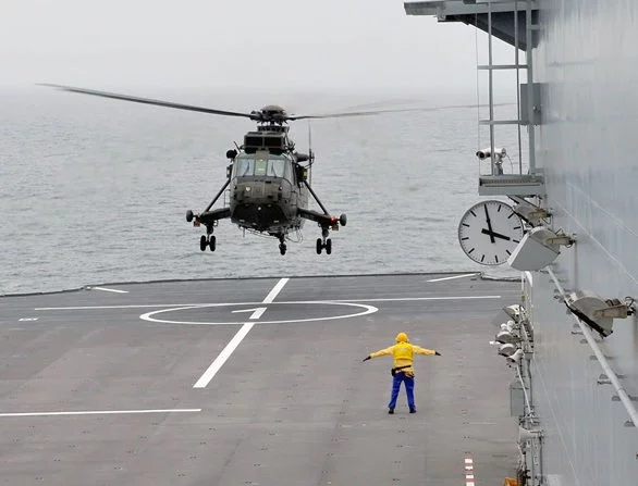 Un hélicoptère britannique Sea King à bord du BPC Dixmude