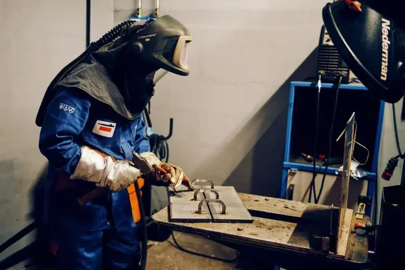 Un soudeur indonésien s'entraîne à Cherbourg