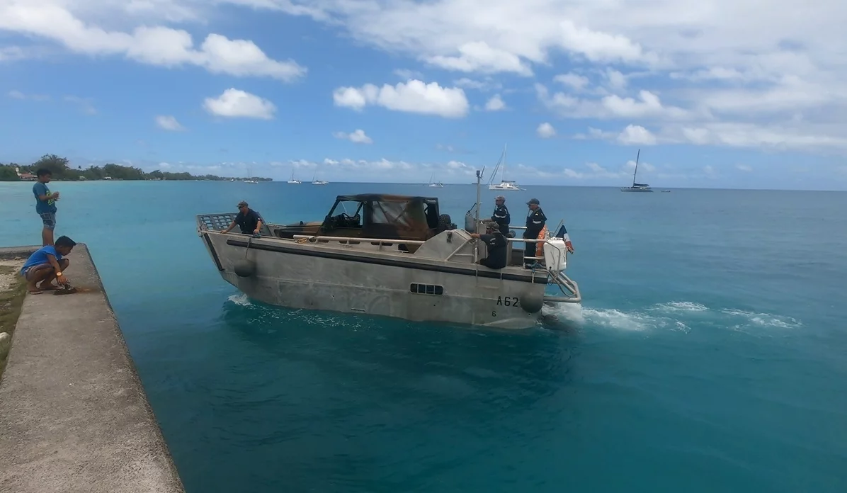 L'embarcation de servitude arrive à quai pour décharger le P4