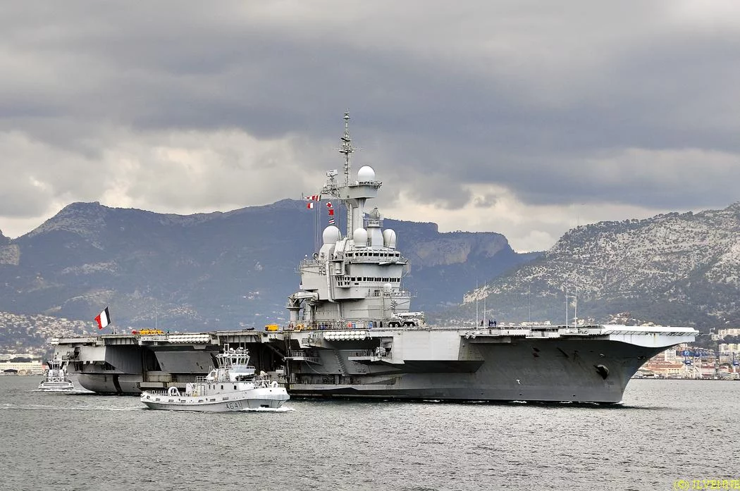 Le porte-avions Charles de Gaulle appareille pour la mission Harmattan
