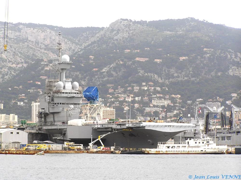 Le Charles de Gaulle sans protection ... provisoirement