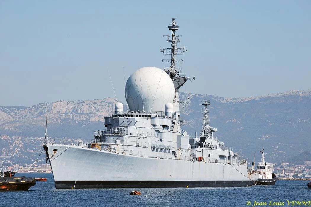 La coque de l'ex-Duquesne positionnée pour protéger le plan d'eau