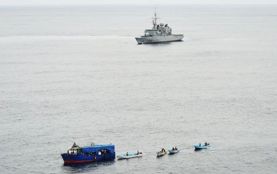 La frégate Floréal effectue une visite de surveillance des pêches