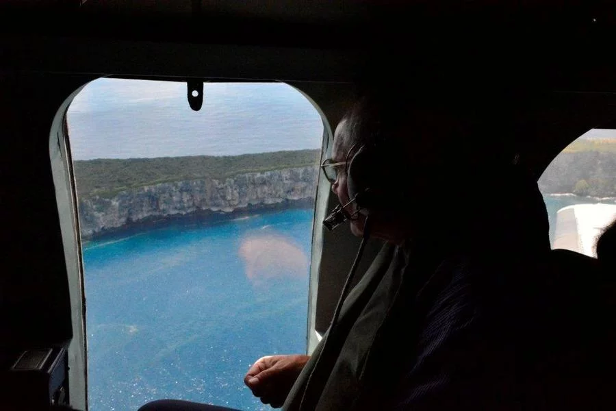 Le haut-commissaire lors du survol des iles Matthew, Hunter et Walpole