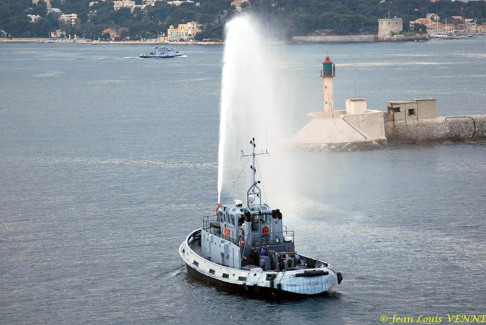 Un remorqueur de la base navale salue le retour du Jules Verne