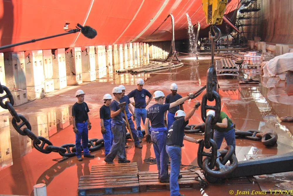 Le Charles de Gaulle ré-embarque ses lignes de mouillage