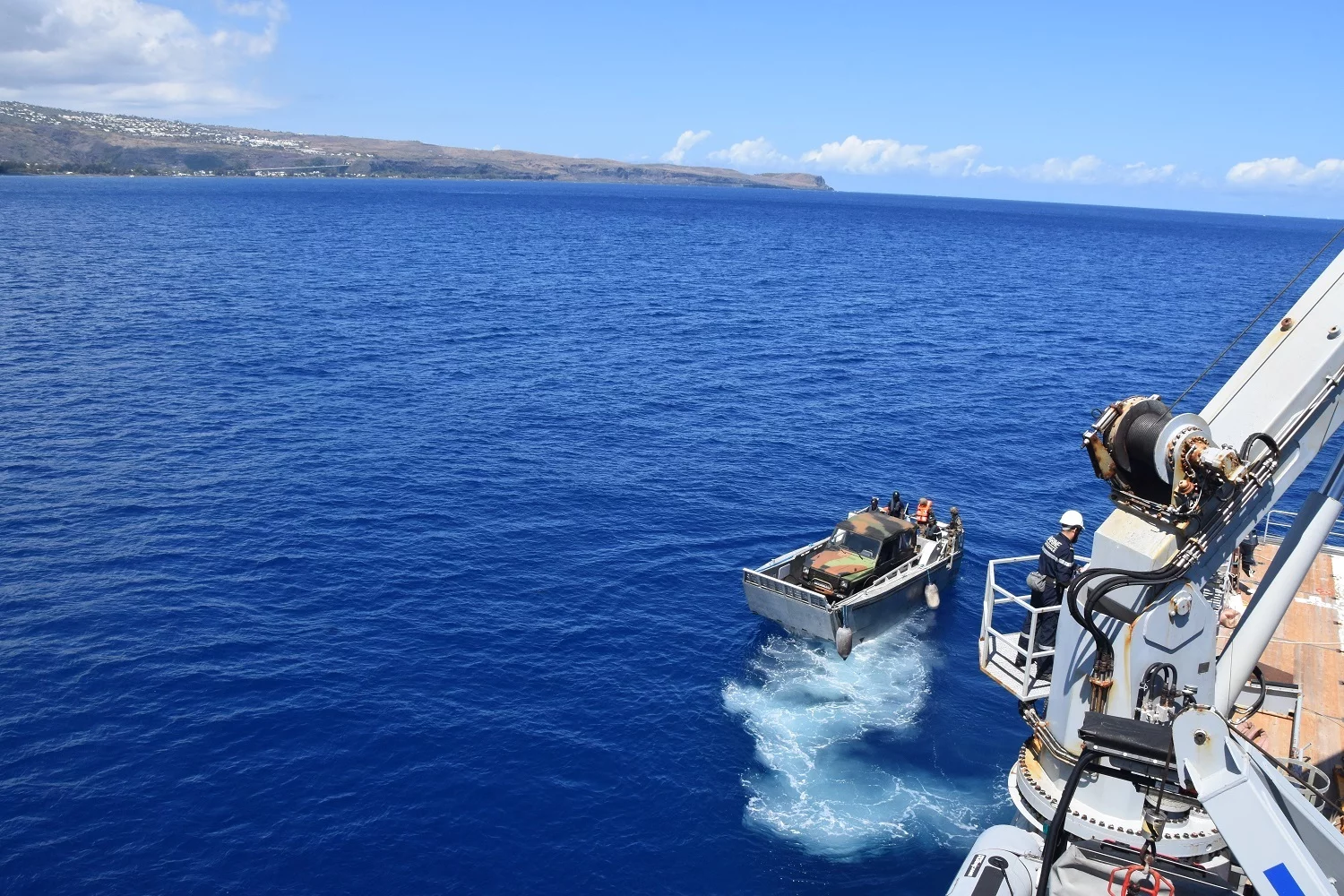Une embarcation s'éloigne du Champlain