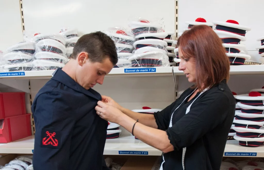 Ce jeune mousse revet pour la première fois l'uniforme de marin
