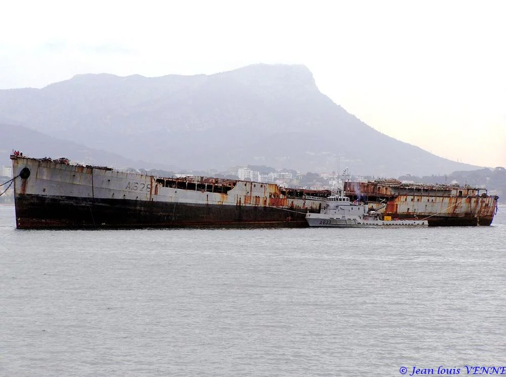Arrivée à Toulon de la coque de l’ex-pétrolier Saône