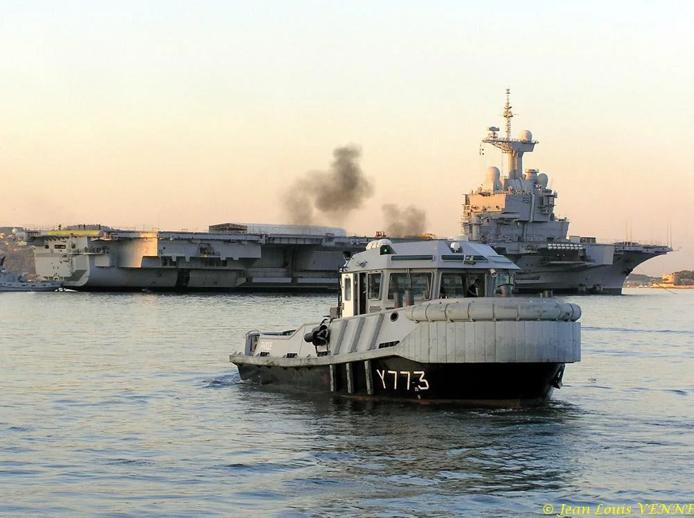 Le Charles de Gaulle sort du bassin