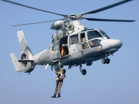 Le treuilliste récupère un membre de la BP à bord du Panther