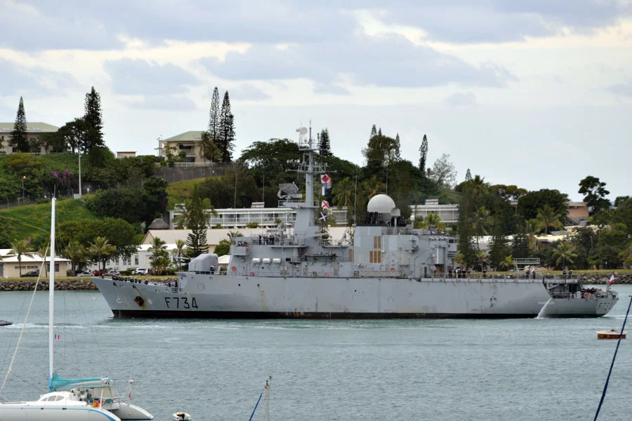 La frégate Vendémiaire rentre dans le port de Nouméa