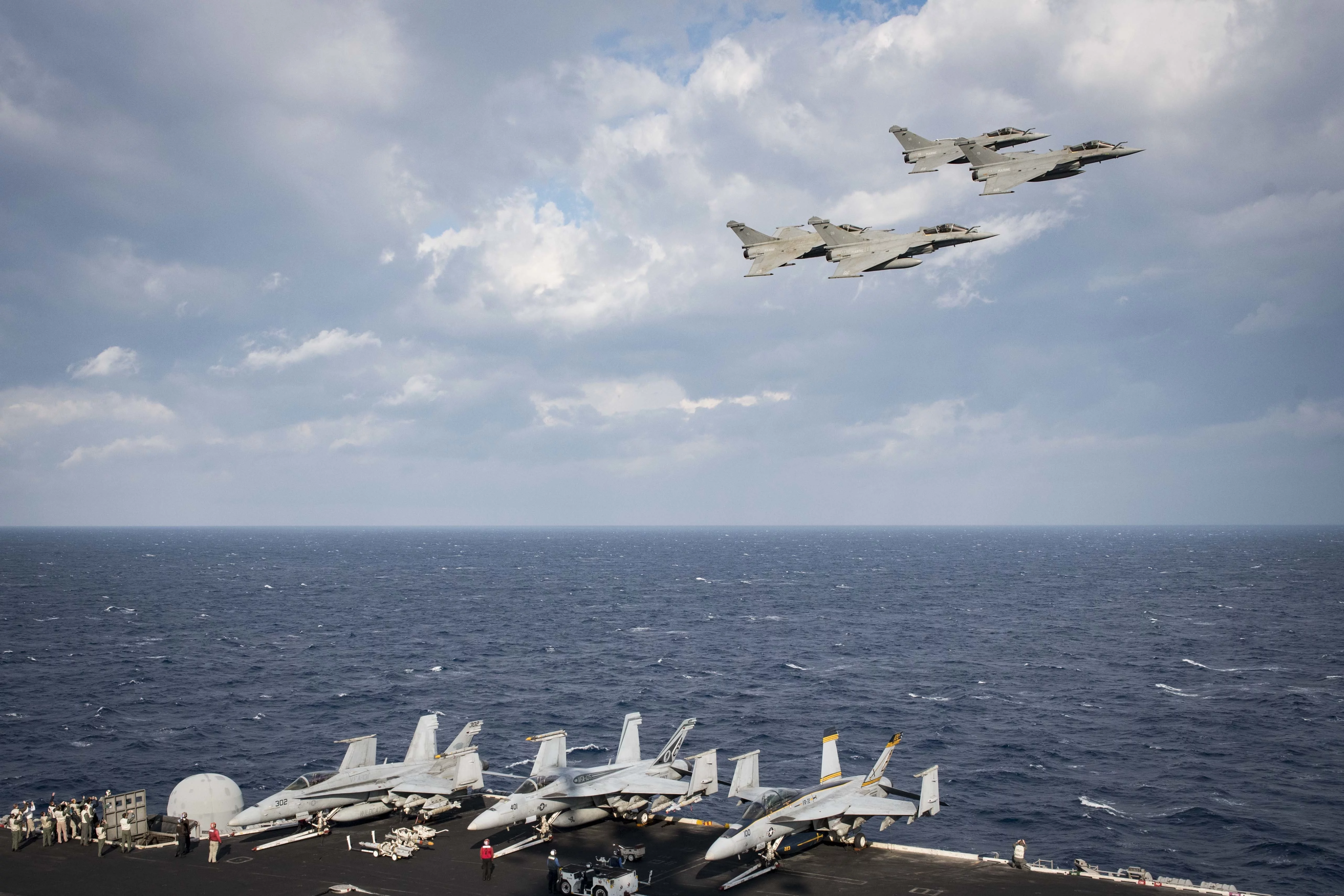 Des Rafale du Charles du Gaulle survolent le porte-avions USS Dwight D. Eisenhower