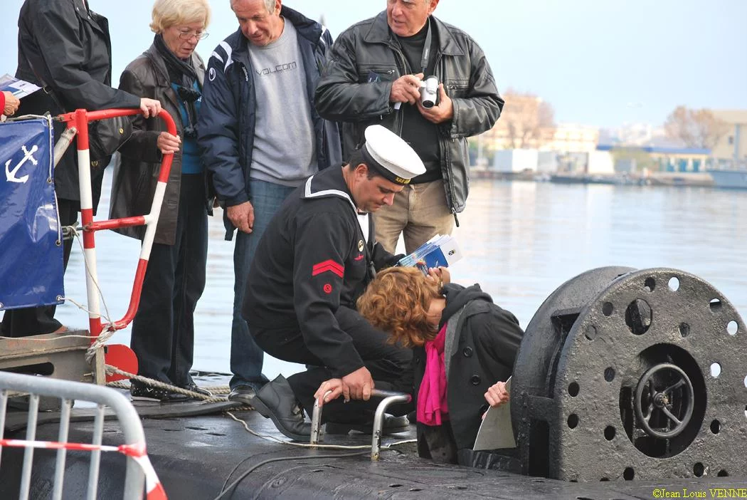 Des visiteurs français montent à bord