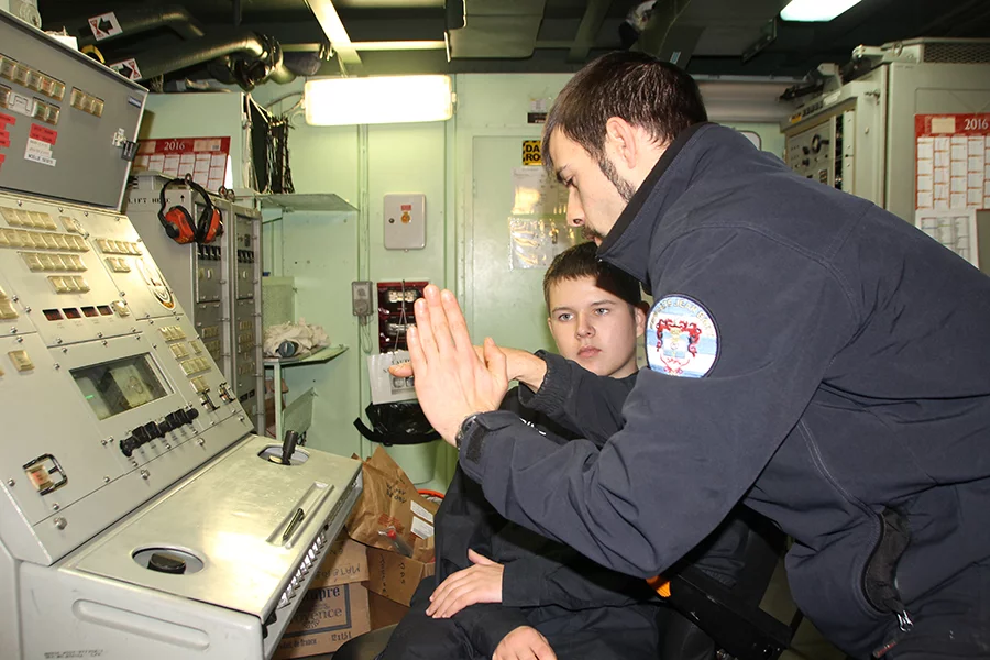 Un élève du collège Bon Accueil (Toulon) à bord de la frégate Jean Bart