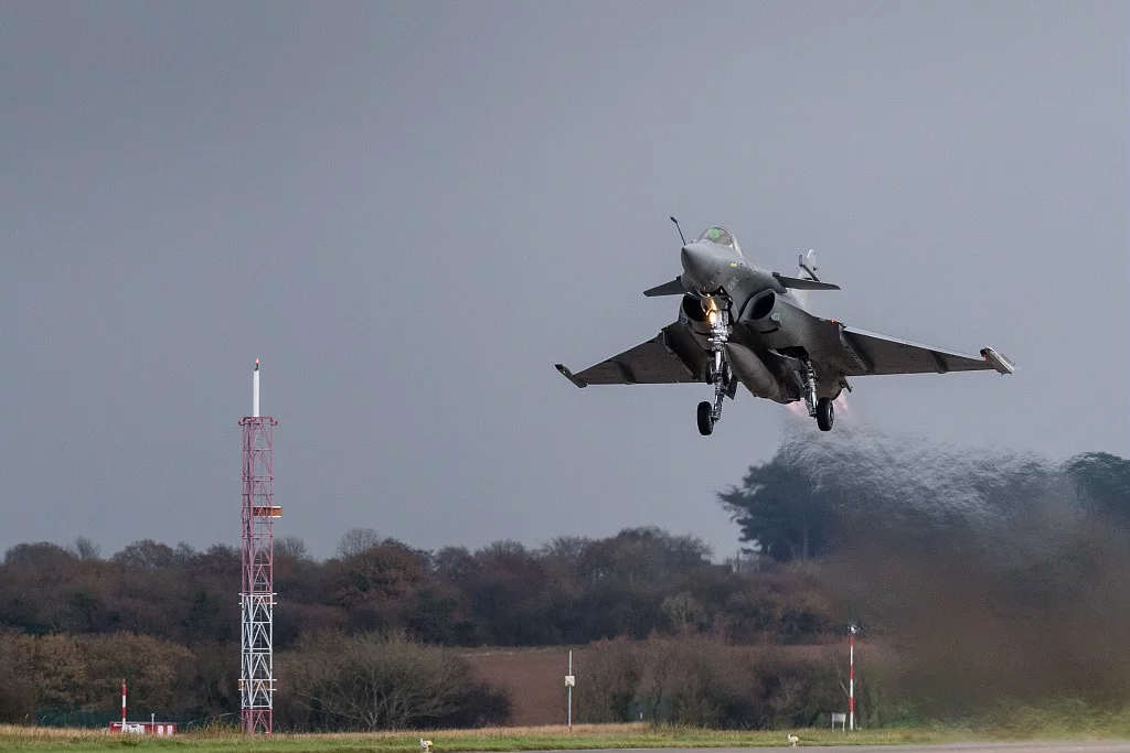 Décollage d'un Rafale de la Base Aéronautique Navale (BAN) de Landivisiau