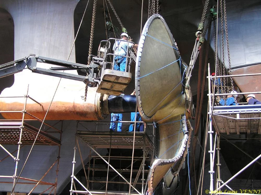 La seconde hélice du porte-avions