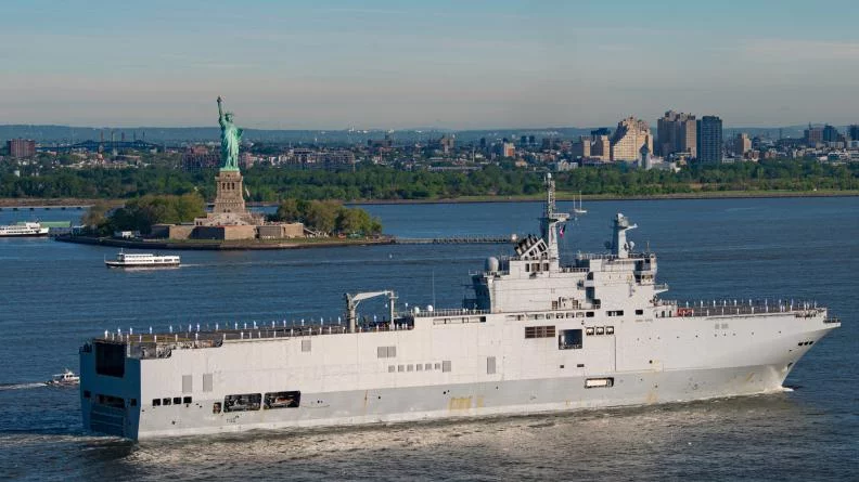 Le porte-hélicoptères Mistral à New-York