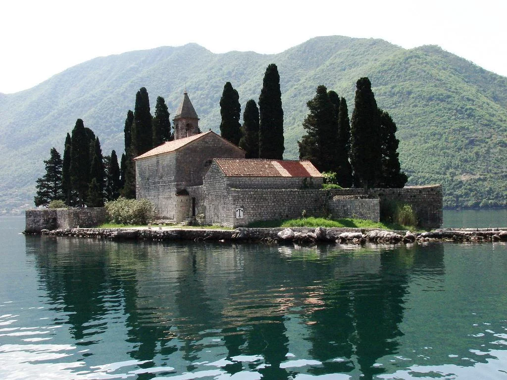 Une chapelle se trouvant au milieu des bouches de Kotor