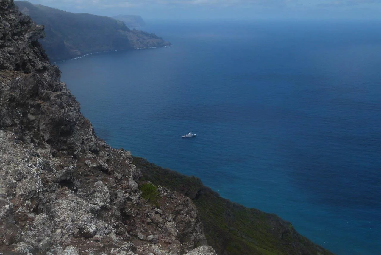 L'Arago devant l'île d'Eiao