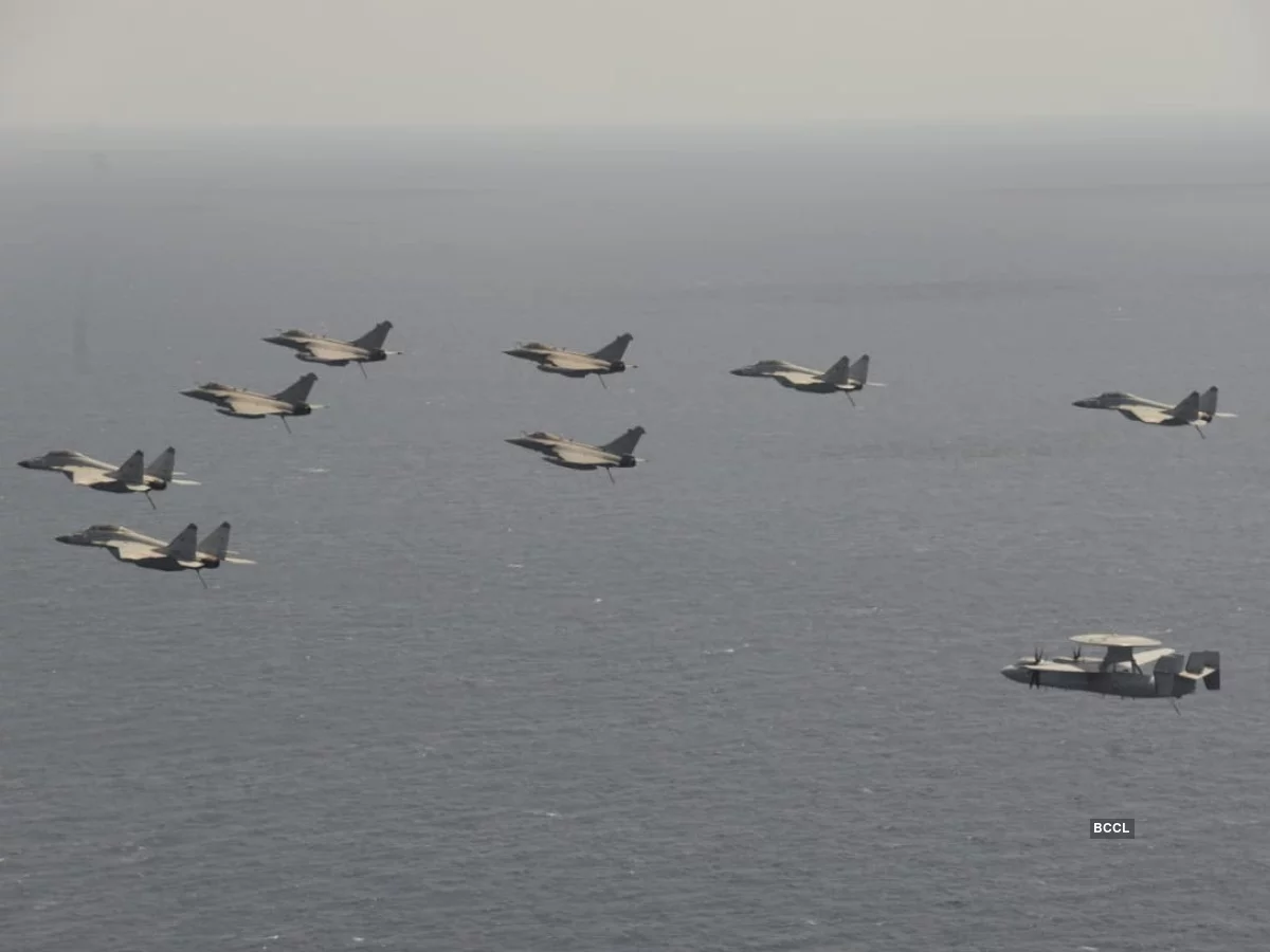 Les bâtiments sont survolés par des avions des 2 marines