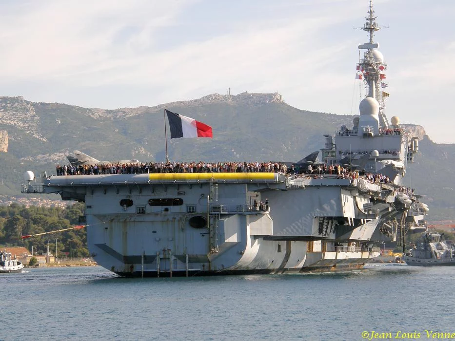 La sortie des familles du Charles de Gaulle